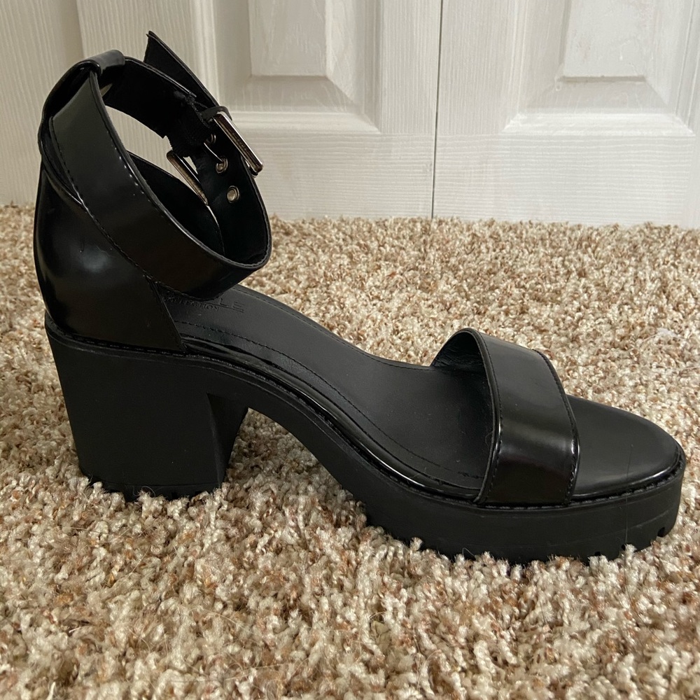Black chunky sandal